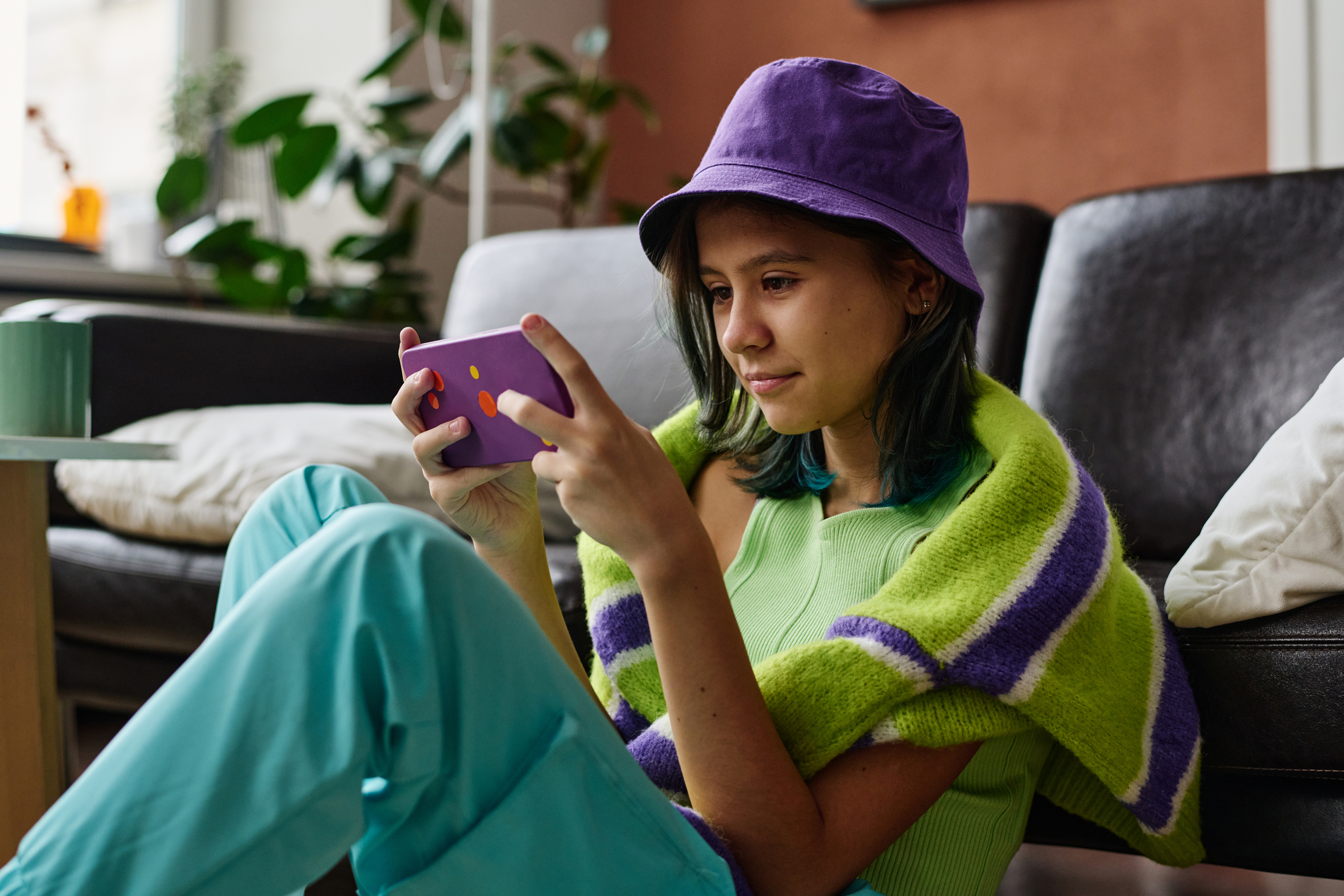 girl using her phone